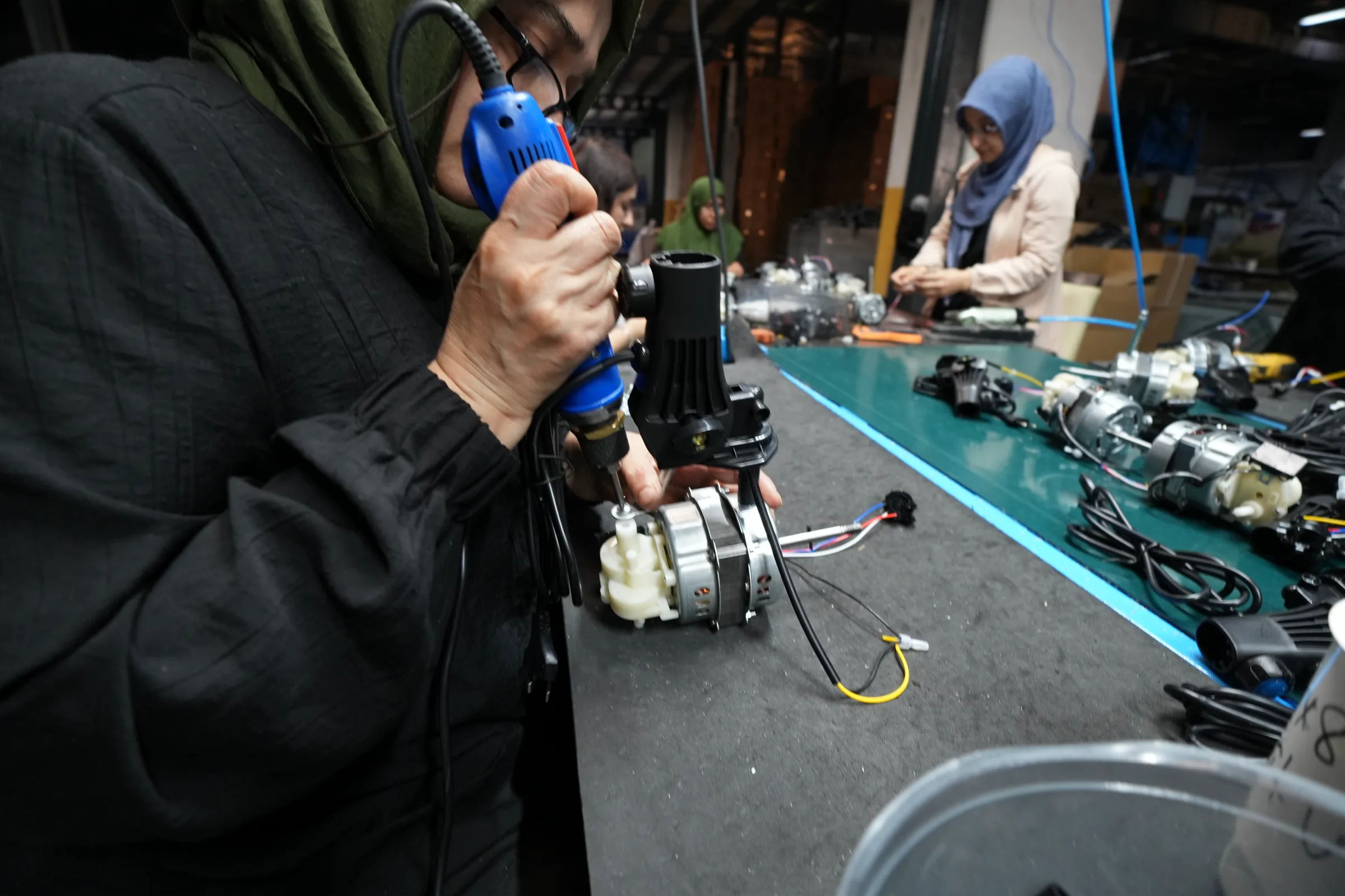 Elektrikli tornavida ile parça üzerinde montaj işlemi