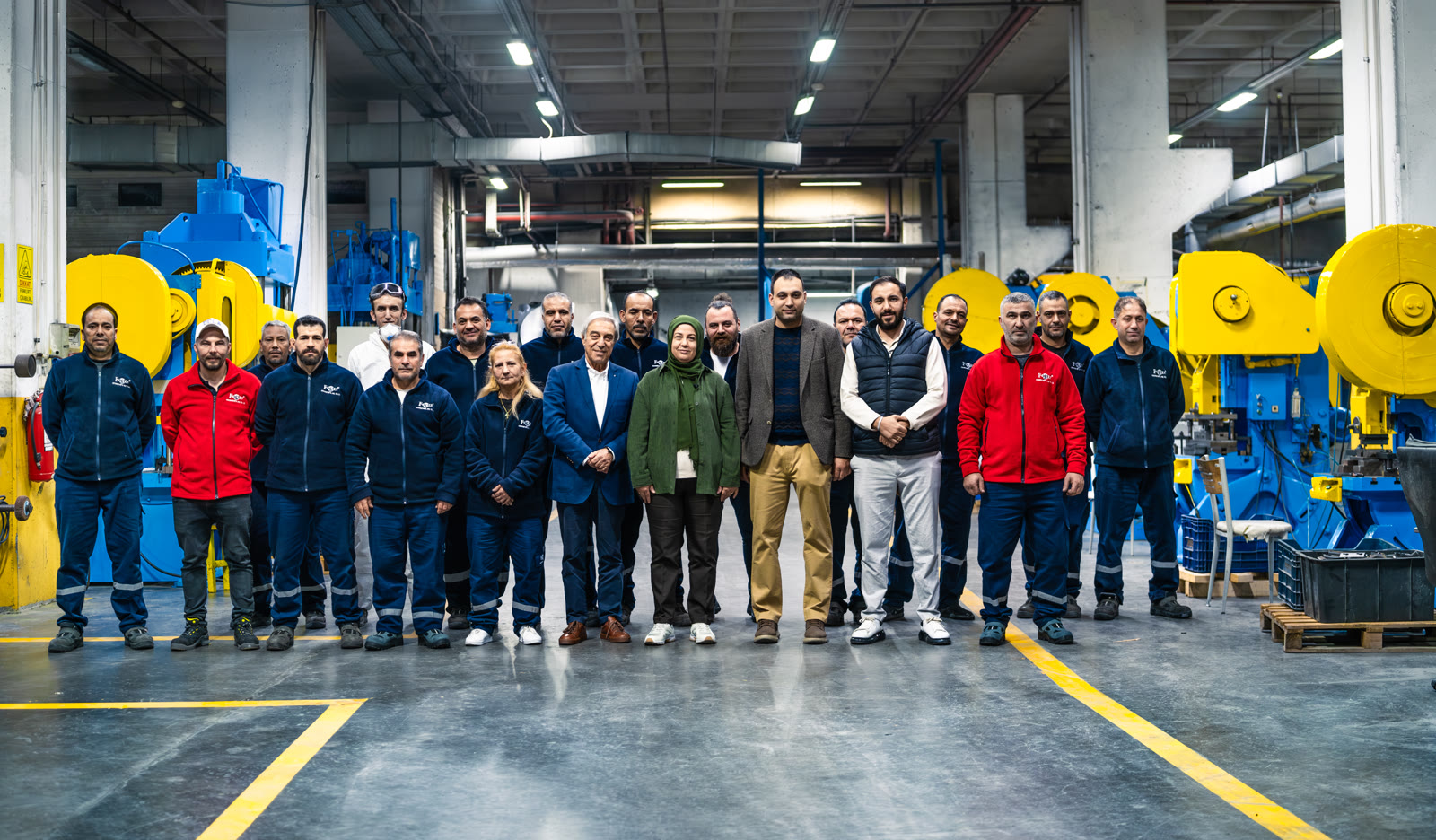 Focussan ekibi, DESB OSB Arnavutköy tesisi önünde grup fotoğrafı